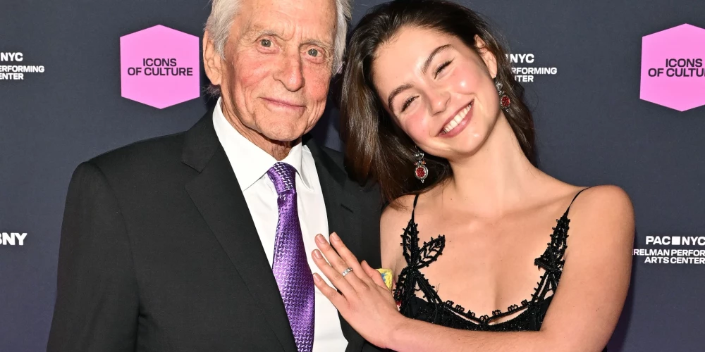 Maikls Duglass ar meitu Kerisu 2025. gada 28. oktobrī apmeklēja “Kultūras ikonu” gala pasākumā Ņujorkā.