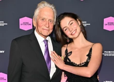 Tēva lepnums. 81 gadu vecais Maikls Duglass un viņa 22 gadus vecā skaistule Kerisa apbur Ņujorku