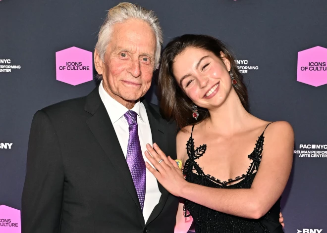 Tēva lepnums. 81 gadu vecais Maikls Duglass un viņa 22 gadus vecā skaistule Kerisa apbur Ņujorku