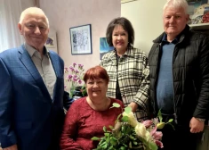 Izsaka pateicību ģimenes ārstei Marutai Juknai par ilggadēju darbu Tērvetes pagastā