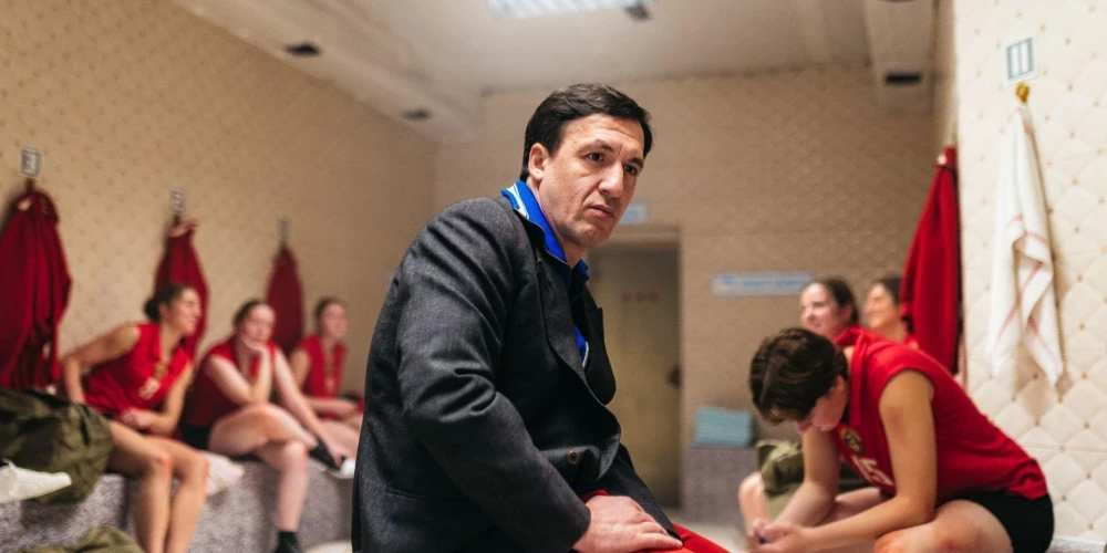 Filmā par Latvijas sieviešu basketbola leģendu TTT Artūrs Smoļaņinovs atveido čekistu.