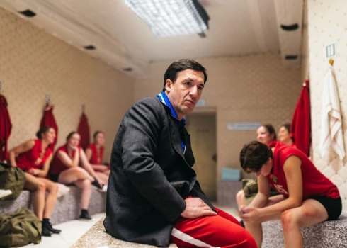 Filmā par Latvijas sieviešu basketbola leģendu TTT Artūrs Smoļaņinovs atveido čekistu.