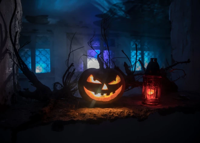 Pie Smiltenes novada pašvaldības ēkas gaida "Halovīna kārumi"