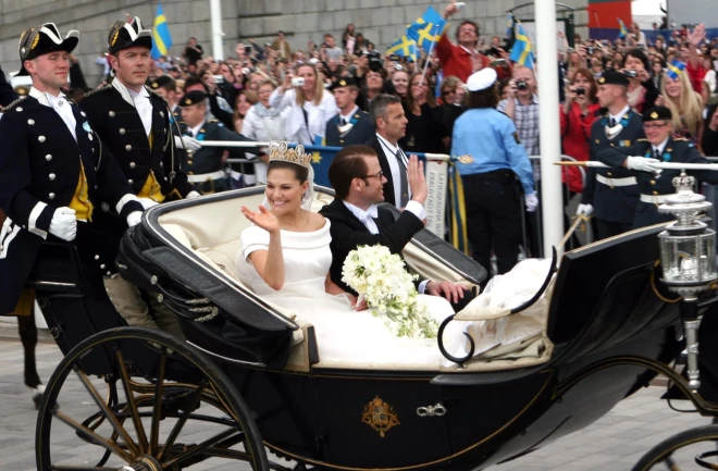 От Стокгольмского собора молодожены проехали в карете по шведской столице, где их чествовали полмиллиона восторженных людей.