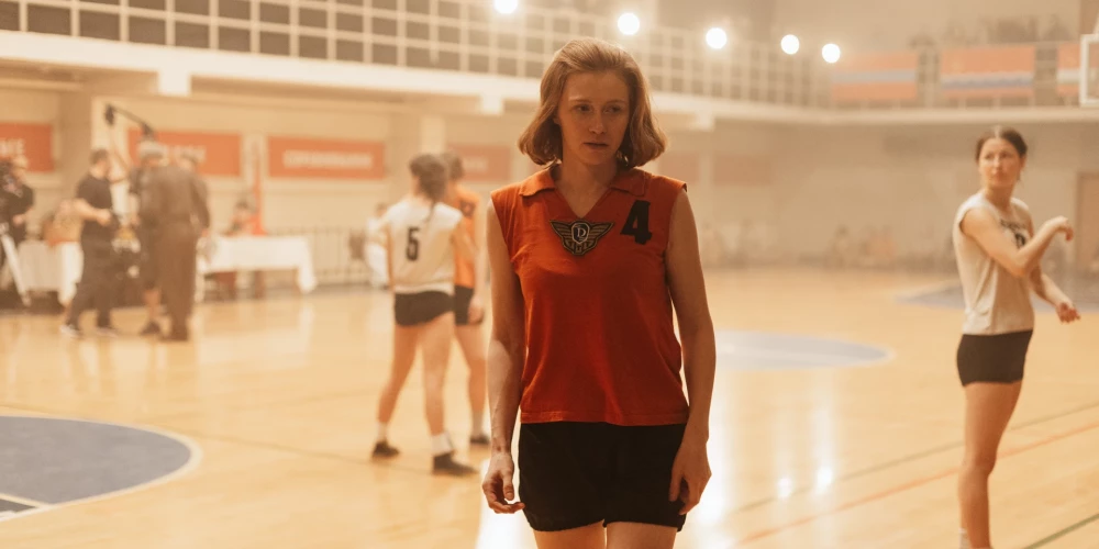 Agnese Budovska filmā iejūtas Dzidras Uztupes-Karamiševas lomā.