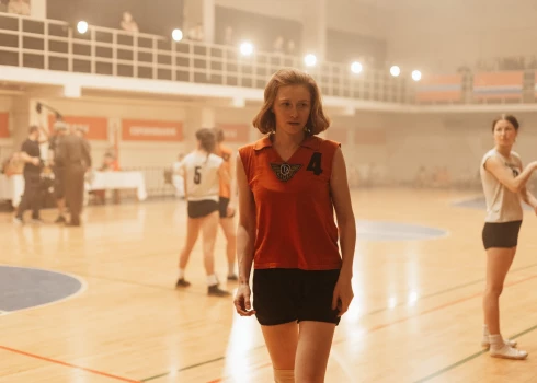 Agnese Budovska filmā iejūtas Dzidras Uztupes-Karamiševas lomā.