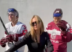 VIDEO: Jana Duļevska dejo kopā ar Latvijas hokejistiem – fani sajūsmā par jautro video