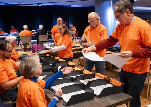 Vēlēšanās Nīderlandē uzvarējuši centristi. 