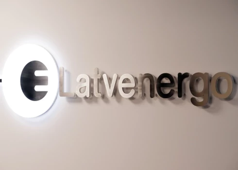 "Latvenergo" informācija liecina, ka no obligācijām iegūtos līdzekļus ir paredzēts izmantot elektroenerģijas ražošanai, izmantojot saules fotoelementu tehnoloģiju, vēja enerģiju un hidroenerģiju, elektroenerģijas sadalei un uzglabāšanai, kā arī infrastruktūras izbūvei autotransportam un sabiedriskajam transportam ar zemām oglekļa dioksīda emisijām.