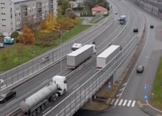 Ekstremāla situācija: kravas automašīna uz Austrumu maģistrāles Rīgā brauc pa pretējo joslu