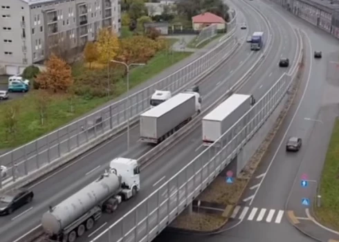 "Apmaldījies" kravas automašīnas šoferis varēja izraisīt smagu avāriju (ekrānuzņēmums no video)