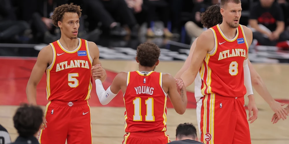 Kristaps Porziņģis (pa labi) un Daisons Denielss ar nu jau traumēto Treju Jangu