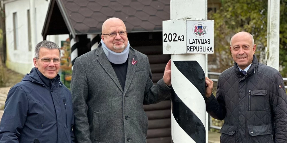 Олег Буров с председателем самоуправления Вентсом Армандом Крауклисом и исполнительным директором Валдисом Шайцанем.