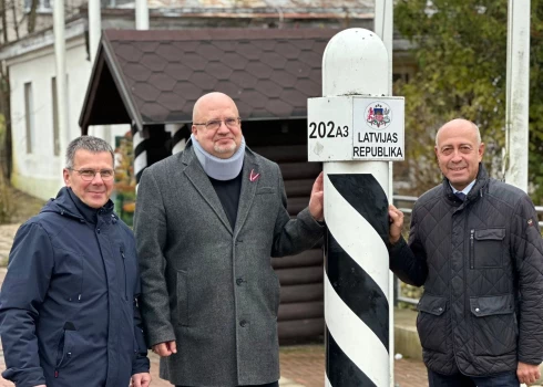 Олег Буров с председателем самоуправления Вентсом Армандом Крауклисом и исполнительным директором Валдисом Шайцанем.
