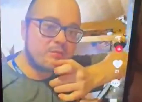 Vīrietis, kurš draud nošaut Aināru Šleseru (ekrānuzņēmums no video)