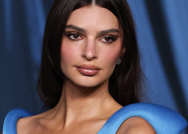 Emīlija Ratažkovski pilnībā izģērbjas provokatīvai žurnāla fotosesijai