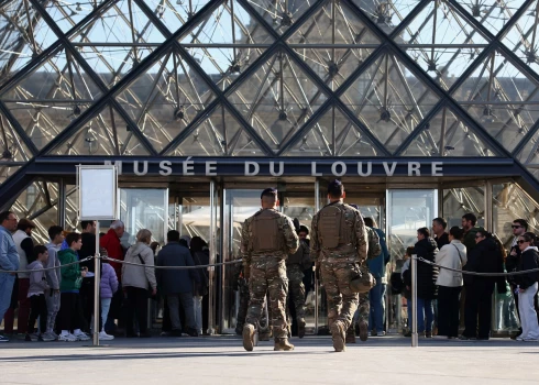Francijas karavīri pie nesen apzagtās Luvras