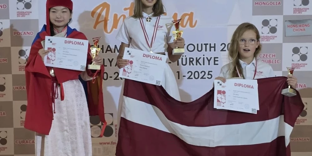 Alise Misāne (zelts) un Luīze Gudēvica (bronza) (foto: Latvijas Dambretes federācija)