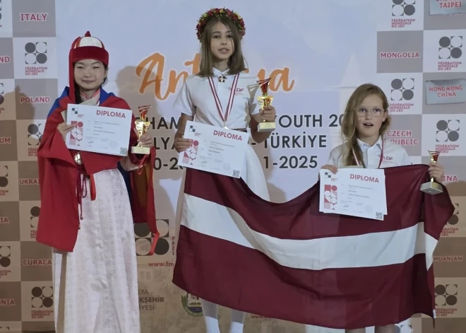 Alise Misāne (zelts) un Luīze Gudēvica (bronza) (foto: Latvijas Dambretes federācija)