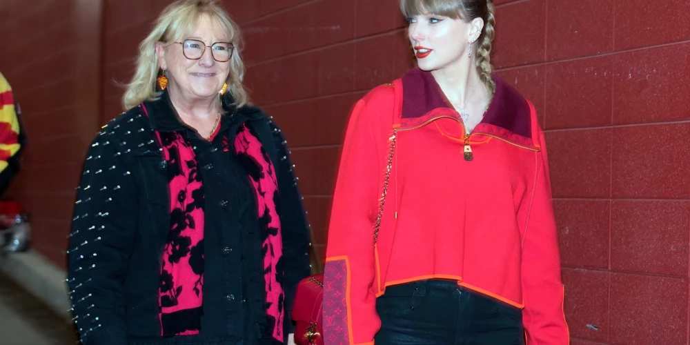 Teilore Svifta ar nākamo vīramāti Donnu Kelsiju.