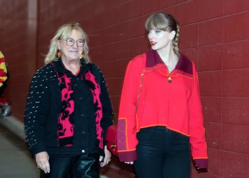 Teilore Svifta ar nākamo vīramāti Donnu Kelsiju.