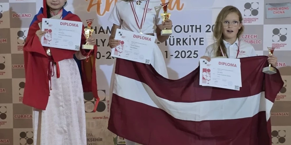 Alise Misāne (zelts) un Luīze Gudēvica (bronza) (foto: Latvijas Dambretes federācija)