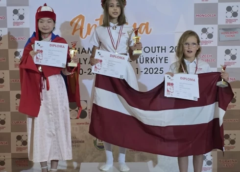 Alise Misāne (zelts) un Luīze Gudēvica (bronza) (foto: Latvijas Dambretes federācija)