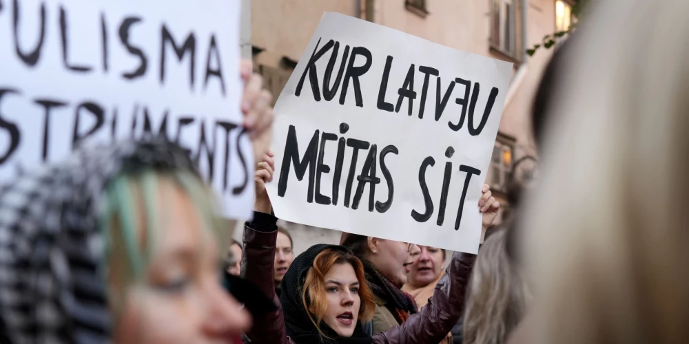 Protestētāji pie Saeimas ēkas pret Saeimas lēmumu, lai Latvijai izstātos no Stambulas konvencijas