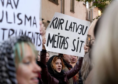 Protestētāji pie Saeimas ēkas pret Saeimas lēmumu, lai Latvijai izstātos no Stambulas konvencijas