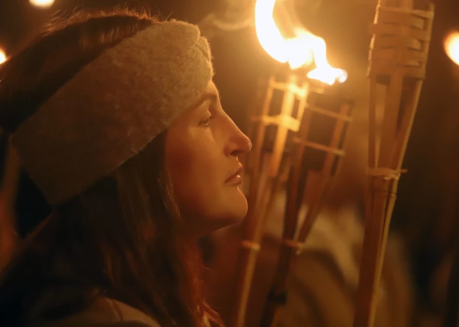 Lāpu gājiens Sudrabkalniņā, pieminot Latvijas brīvības cīnītājus (foto: Rojs Maizītis)