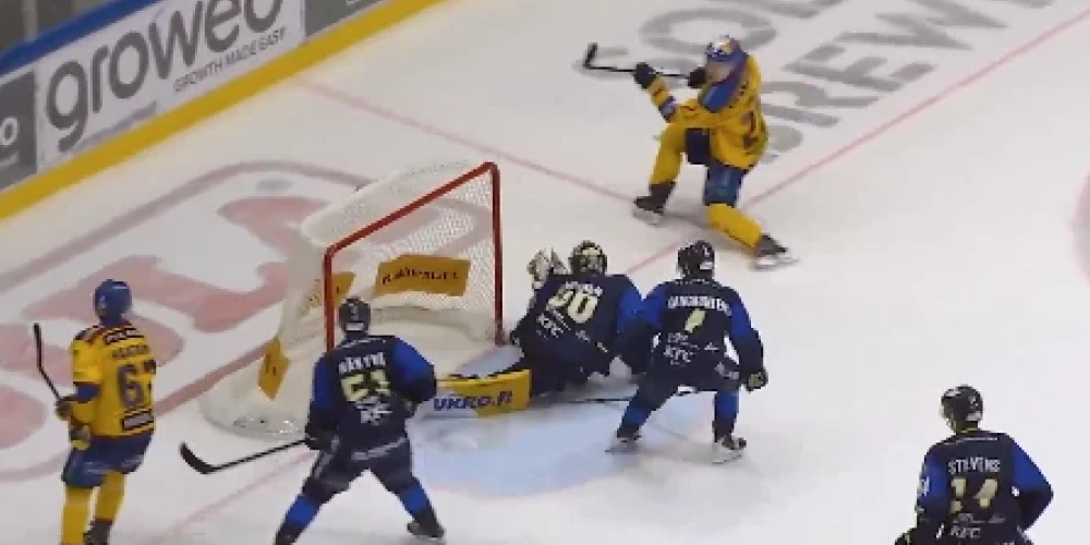 Alberts Šmits gūst uzvaras vārtus (ekrānuzņēmums no video)