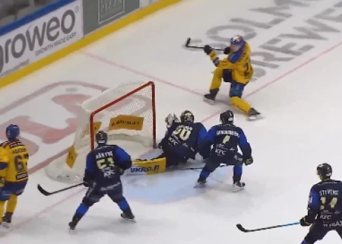 Alberts Šmits gūst uzvaras vārtus (ekrānuzņēmums no video)