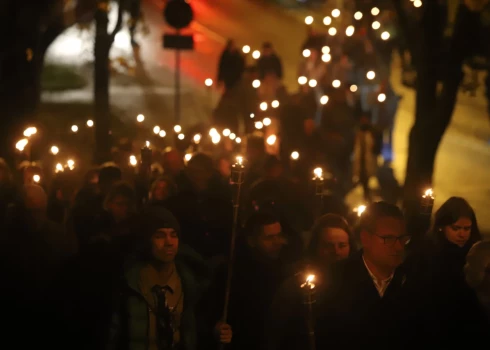 Lāpu gājiena dalībnieki Sudrabkalniņā, pieminot Latvijas brīvības cīnītājus (foto: Rojs Maizītis)