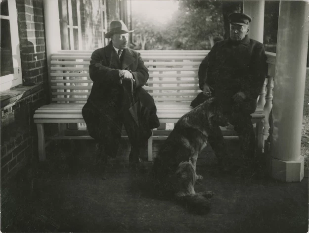 Brīvības cīņu laikā ģenerāli Jāni Balodi viņa gaitās nereti pavadīja suns. Zināms pat suņa vārds – Džeks. Atšķirībā no saimnieka Džeks par piedalīšanos karā nekādus apbalvojumus nesaņēma, un par viņa eksistenci mēs zinām tikai tāpēc, ka suns kopā ar Balodi pāris reizes gadījās fotogrāfa kadrā. Šis uzņēmums tapis kādās mājās Baloža dzimtajā Trikātā. 