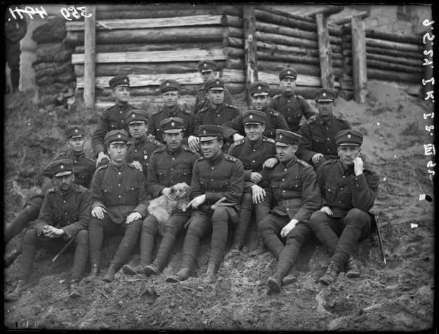 Diezgan bieži savi suņi bija karaspēka vienībām. Teju vai uz katra karakuģa bija suns vai kaķis, arī sauszemes vienības parasti ieviesa kādu lutekli, kas padarīja gaišāku pelēko ikdienu. Tādi pulka suņi dzīvoja, cepuri kuldami, jo ikviens uzskatīja par pienākumu tos samīļot vai iedot kādu kārumu. Reizēm gan tas izskatījās mazliet komiski – kā šajā foto, kur iemūžināti Latvijas armijas karavīri divdesmito gadu sākumā kopā ar savas vienības suni. Vesels bars raženu puišu un viens mazs sunītis. 