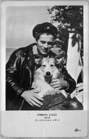 Mazliet pat pārsteidzoši, ka suns, kurš iemūžināts 1939. gadā uzņemtās filmas "Zvejnieka dēls" atklātnē kopā ar galvenās lomas tēlotāju Pēteri Lūci, tā arī nekļuva par slavenību. Kā viņu sauca, vai viņš piederēja pašam Lūcim vai arī kādam citam, par to tā arī neizdevās atrast nekādu informāciju. Bet kopā abi nenoliedzami izskatās labi. 