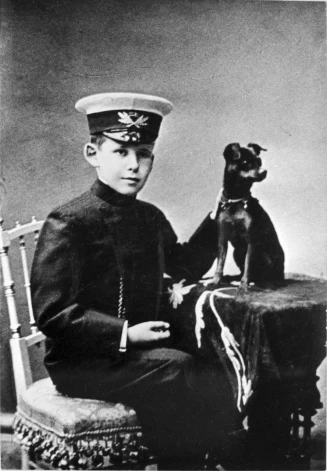 Ja par ūsainā vīrieša portretu ar balto sunīti mums nav nekādas informācijas, tad dažus gadus vēlāk tapušajā bildē līdzīgā stilā iemūžināts kāds pasaulslavens mūsu novadnieks. Tas ir Rīgā dzimušais kinorežisors Sergejs Eizenšteins. Fotogrāfijas uzņemšanas brīdī 1908. gadā viņam ir desmit gadi un, kā noprotams no bildes, savs suns. Te jāpiezīmē, ka Eizenšteins nāca no visai turīgas ģimenes, jo viņa tēvs bija arhitekts, tādēļ varēja atļauties tādu "ekstru" kā suns.