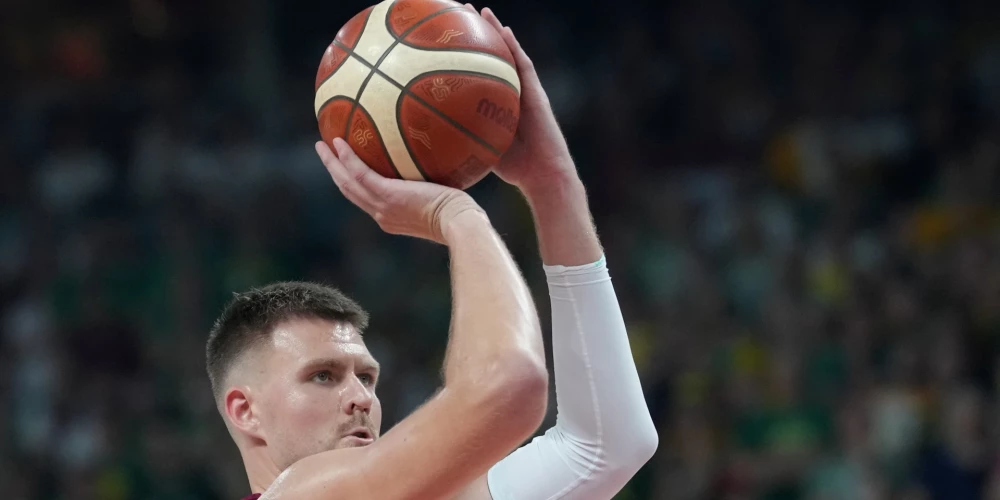 Kristaps Porziņģis darbībā.