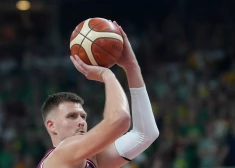 Porziņģis gūst 15 punktus "Hawks" uzvarā pār "Pacers" NBA spēlē