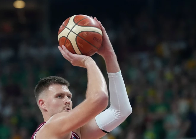 Porziņģis gūst 15 punktus "Hawks" uzvarā pār "Pacers" NBA spēlē