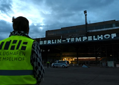 Tika arī mīkstināts nakts lidojumu aizliegums Berlīnē, lai mazinātu ietekmi uz lidojumu operācijām.