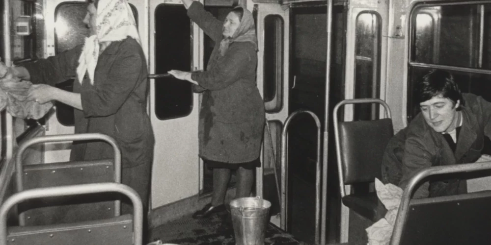 Целая бригада моет салон трамвая.