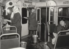 УНИКАЛЬНЫЕ ФОТО: как раньше мыли трамваи и автобусы в Риге