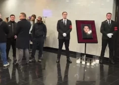 В Москве прощаются с актером Романом Поповым. Его тело кремируют