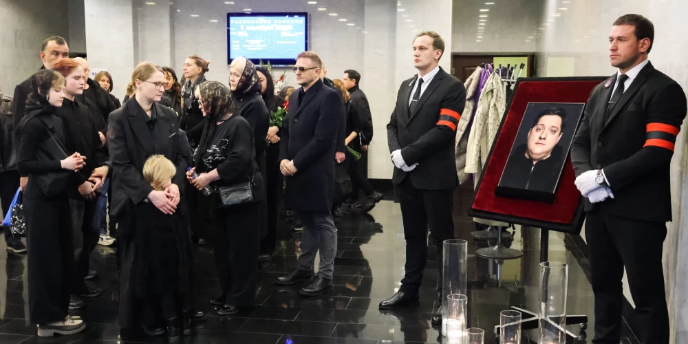 Церемония прощания с российским актёром Романом Поповым в Центральной клинической больнице.