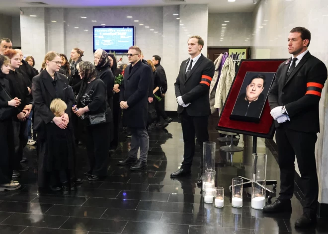 В Москве прощаются с актером Романом Поповым. Его тело кремируют