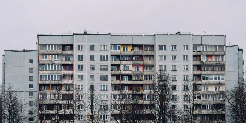 Больше всего заболевших — среди жителей Риги, однако заразились они в основном за пределами города.
