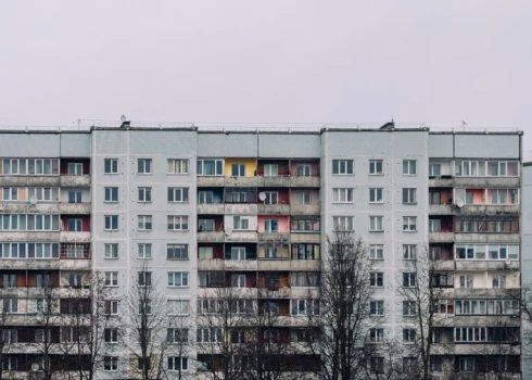 Больше всего заболевших — среди жителей Риги, однако заразились они в основном за пределами города.