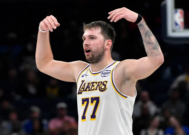 Dončičam 44 punkti "Lakers" uzvarā Memfisā NBA spēlē