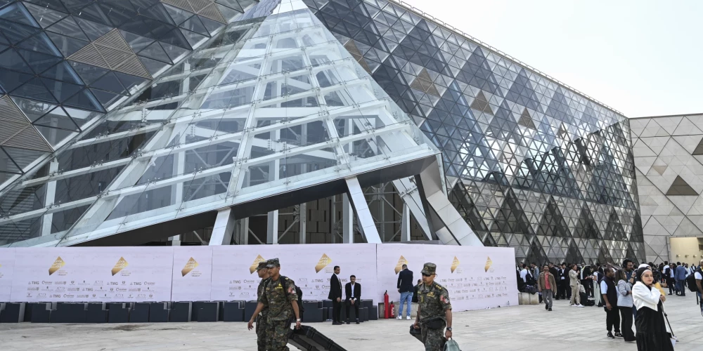 Raidorganizācija BBC norāda, ka Lielā Ēģiptes muzeja būvniecība ir aizņēmusi gandrīz tikpat ilgu laiku, cik Lielās piramīdas būvniecība.